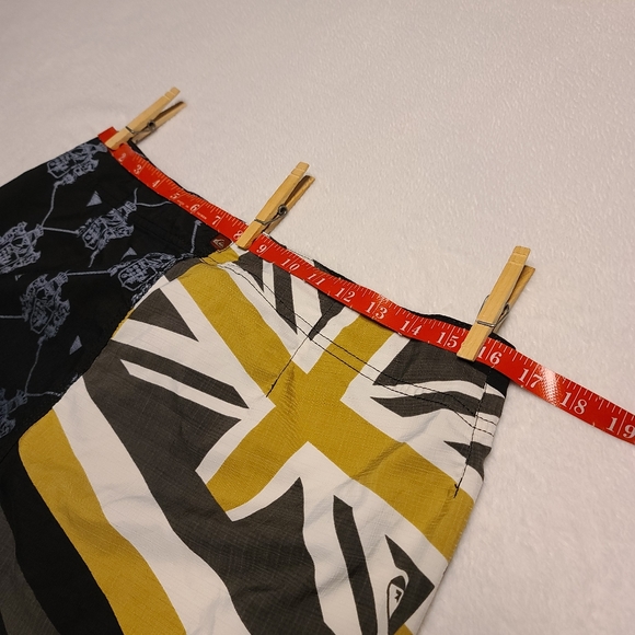 QUIKSILVER BOARD SHORTS LIKE NEW - Picture 8 of 8
